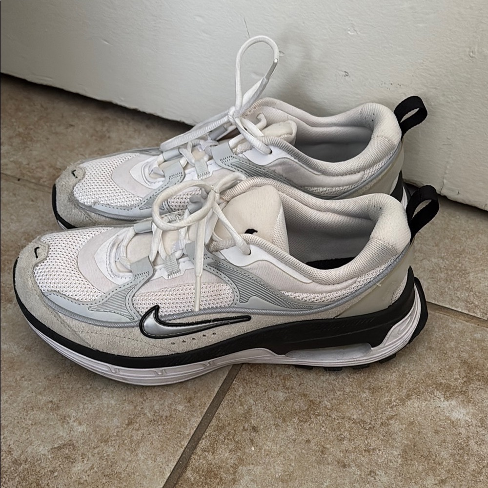 Nike White and Black Sneakers